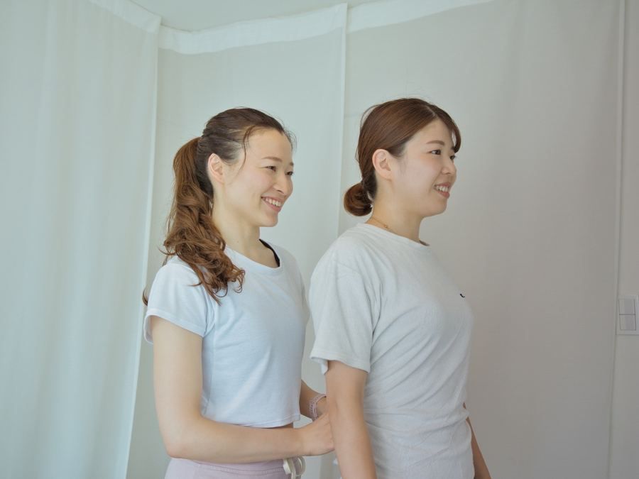 お客様と並んで立ち姿を確認する様子